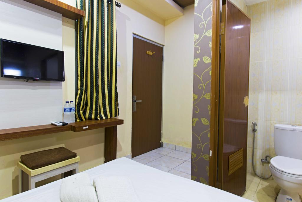 Hotel Reddoorz @ Tebet Asem Baris Jakarta Exterior foto